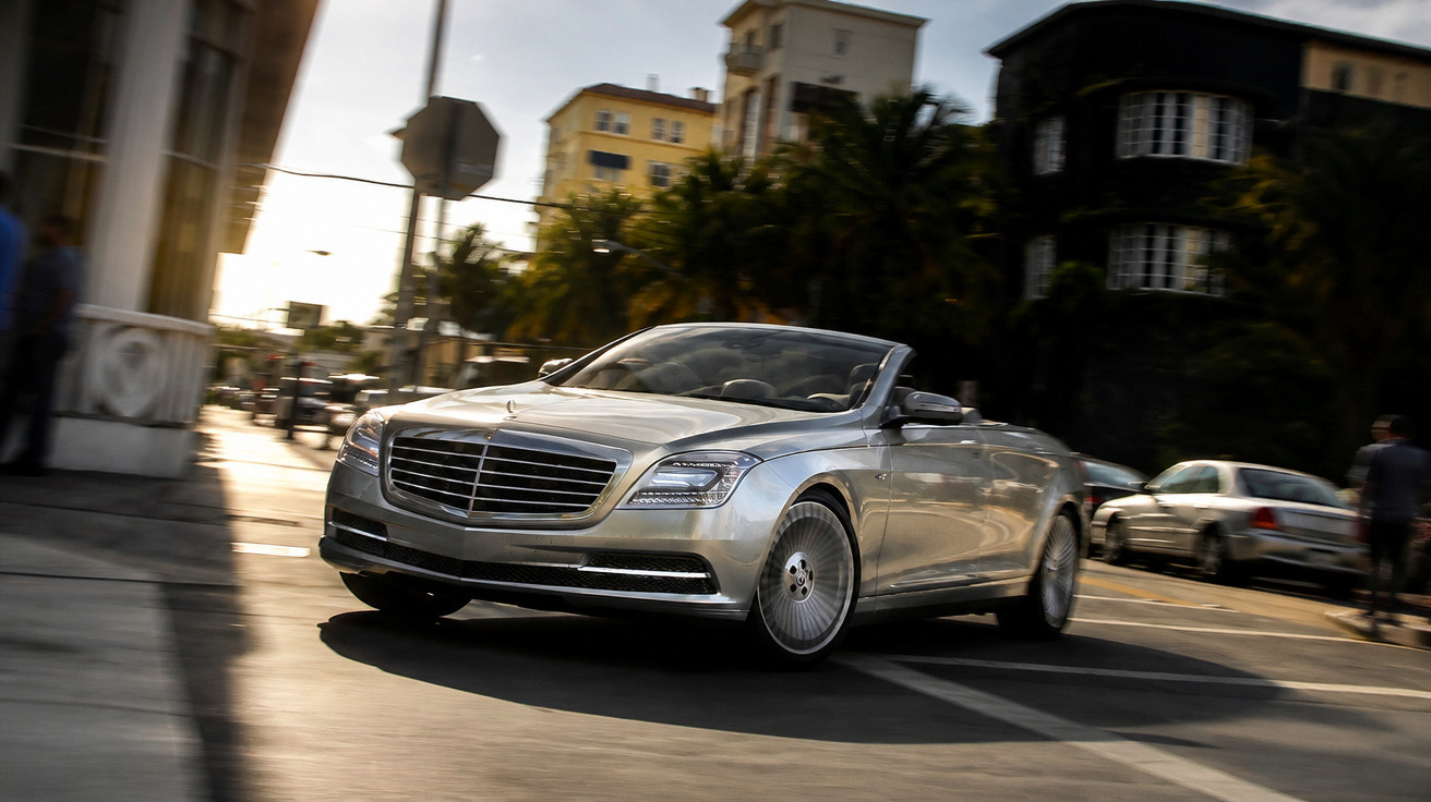Silberner Mercedes-Benz Cabrio auf sonniger Straße mit Gebäuden und Palmen im Hintergrund.