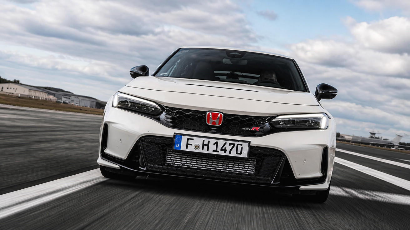 Weiße Honda Civic Type R Limousine fährt auf Asphaltpiste unter bewölktem Himmel, Frontansicht