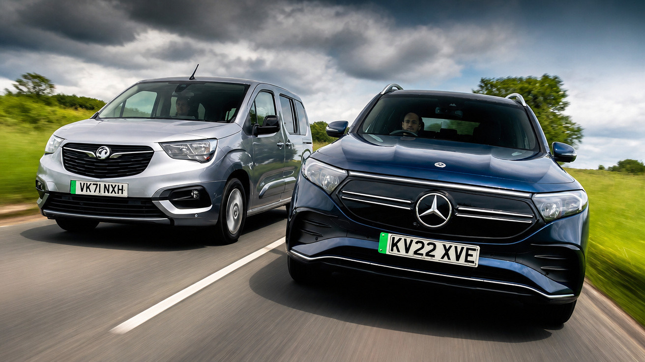 Zwei Autos, ein silberner Vauxhall und ein blauer Mercedes, fahren nebeneinander auf einer Landstraße bei bewölktem Himmel.